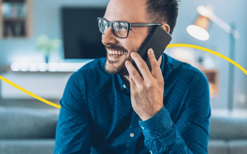 Mand taler i telefon med kundeservice