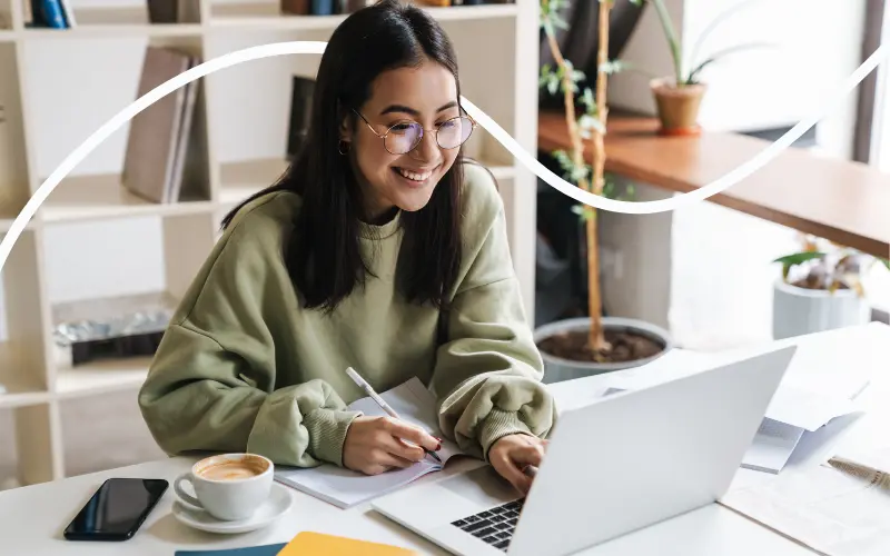 Kvinde bestiller internet p&aring; computer