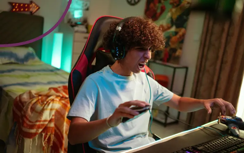 Dreng gamer online p&aring; sin pc