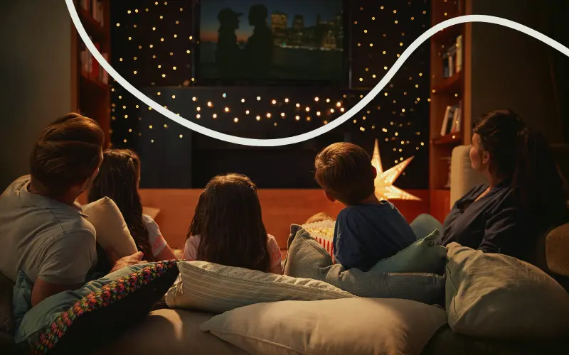 Familie ligger og streamer en film