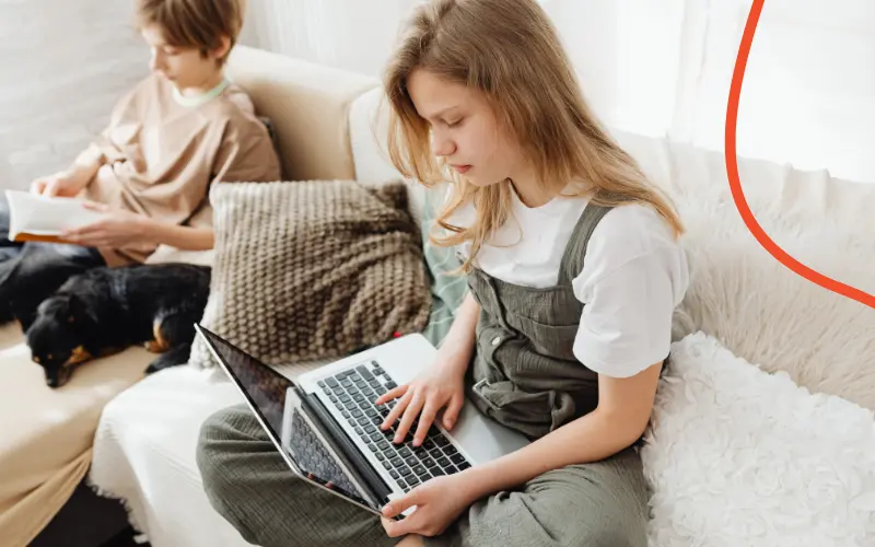 Unge mennesker sidder på deres laptop