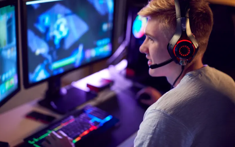 Dreng bruger 2200 Mbit internet til online gaming