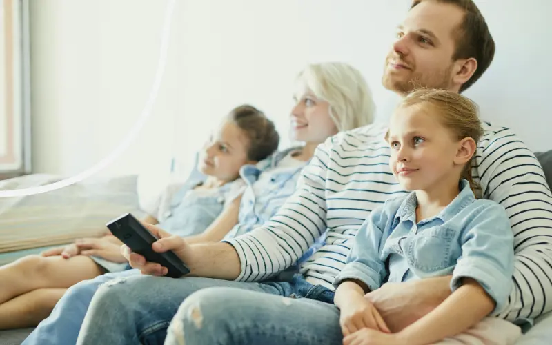 Lille familie ser tv
