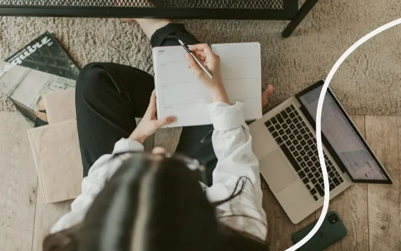 Kvinde arbejder p&aring; laptop