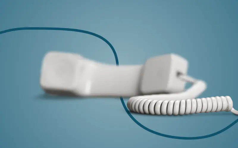 Fastnettelefon ligger ned med fornten fremad