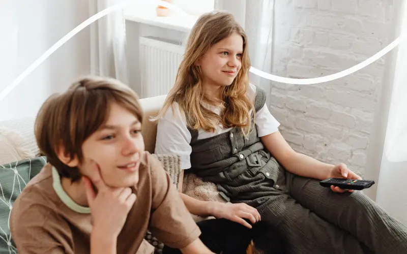 Pige og dreng streamer YouSee Play tv