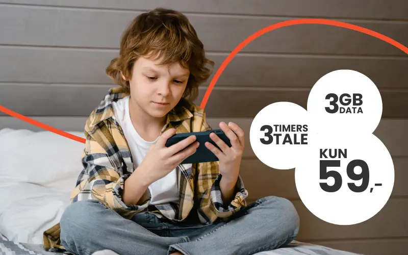 Ung dreng spiller på sin mobiltelefon