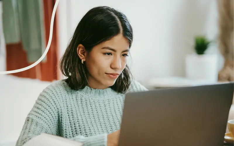 Kvinde studere online
