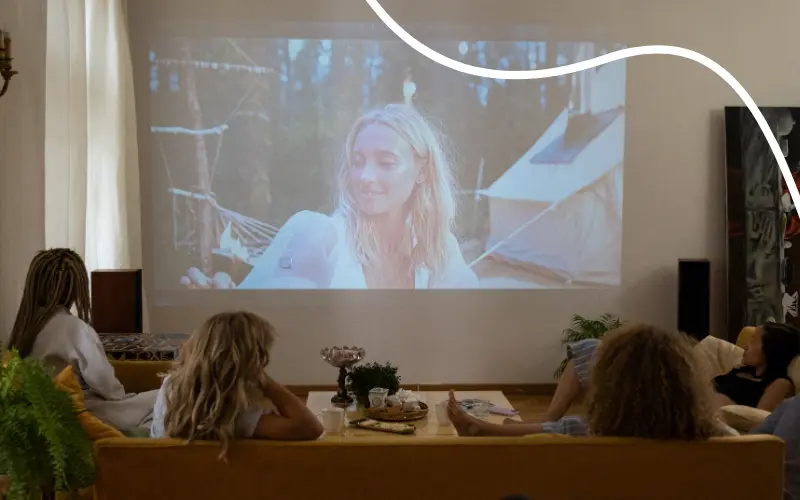 Venneflok streamer en film i stuen