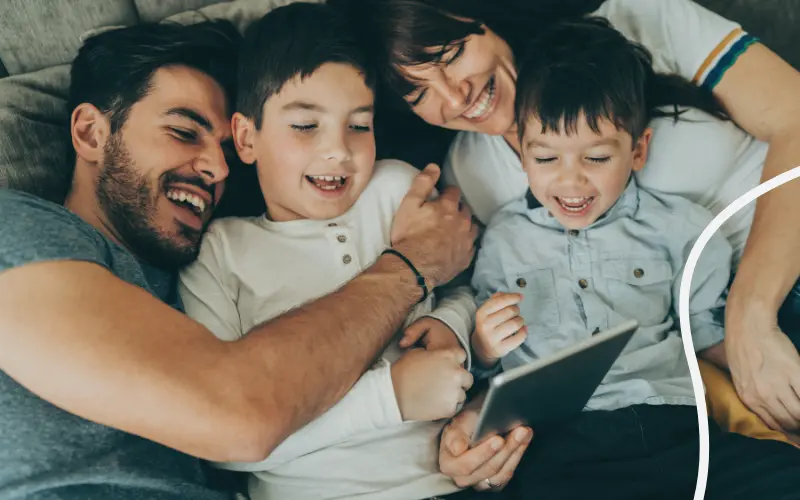 Familie streamer på deres tablet