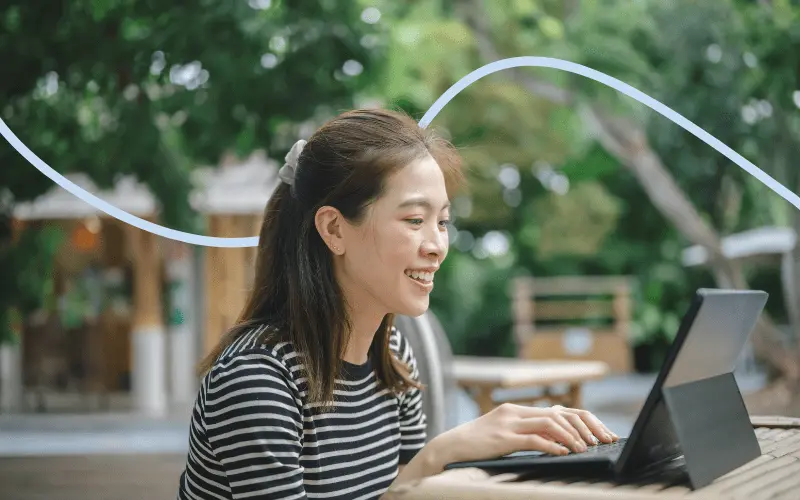 ung kvinde arbejder udenfor med sit mobile internet
