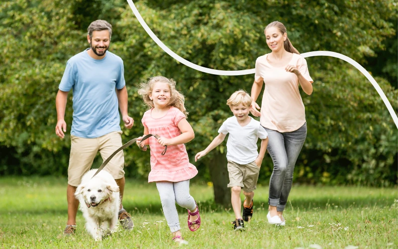 Familie leger i naturen