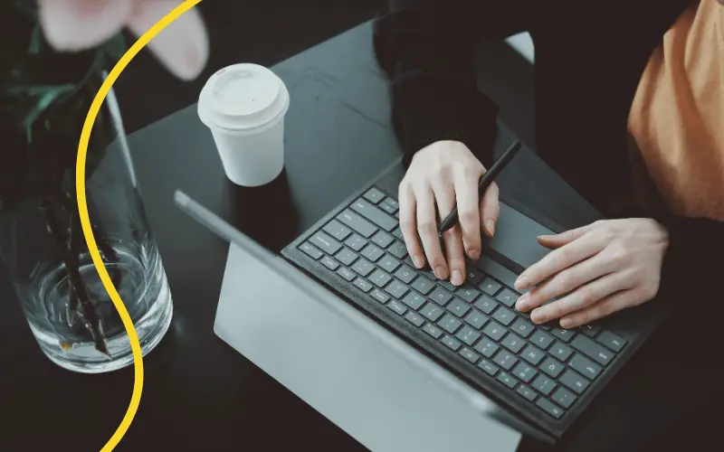 Kvinde arbejder hjemmefra ved sin pc