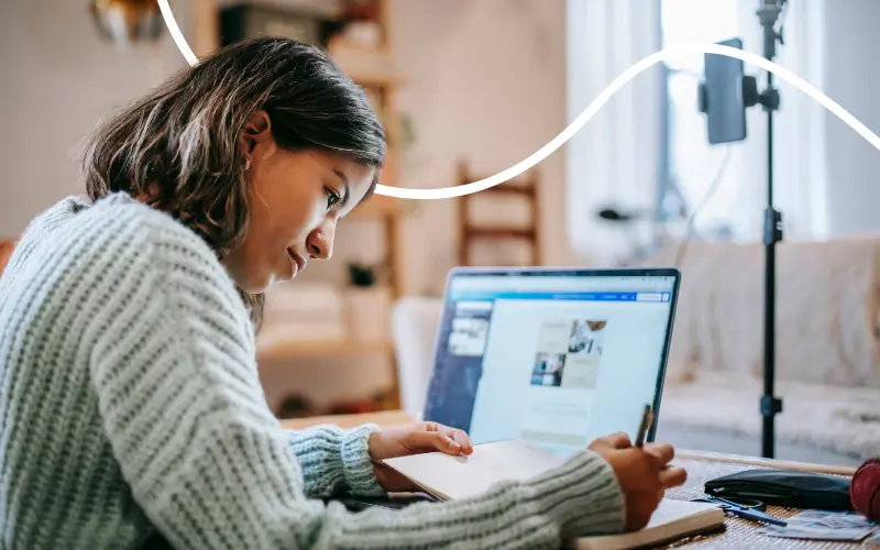 Studerende laver lektier på pc