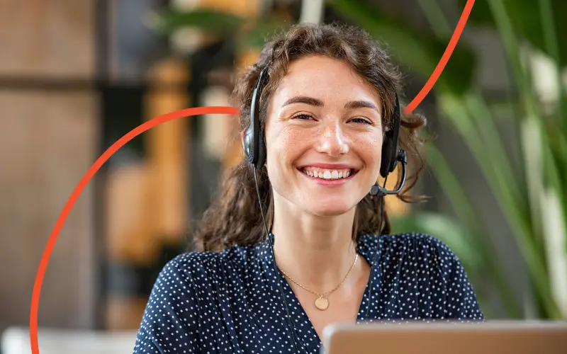 Kundeservicemedarbejder smiler