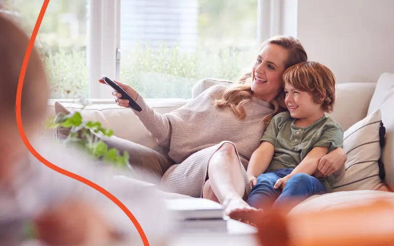 Mor og barn streamer tv via tv-boks
