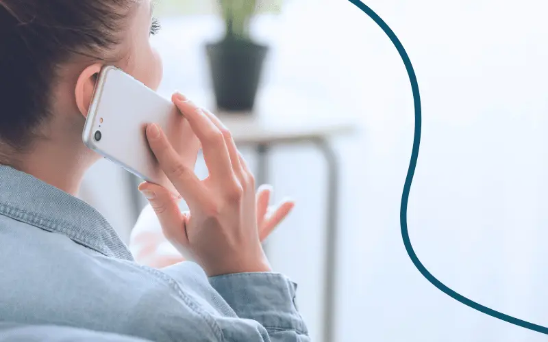 Dame taler i telefon med support