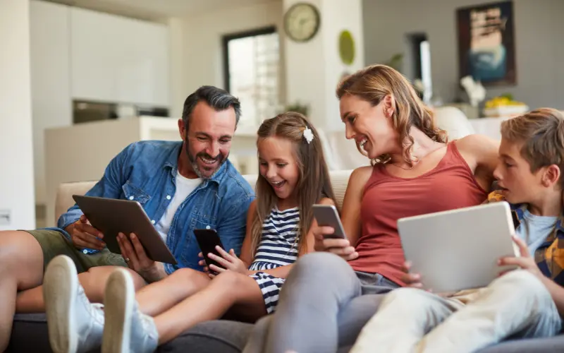 Familie surfer p&aring; nettet med 2200 Mbit internet