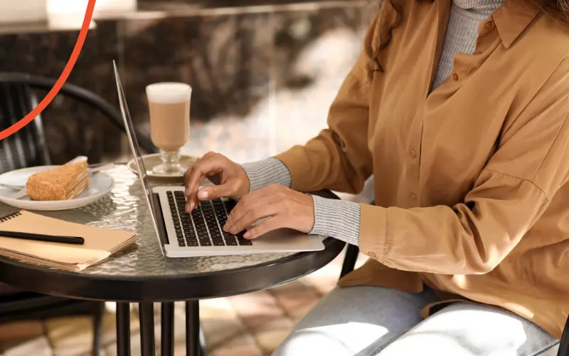 Kvinde bruger sin laptop på cafe