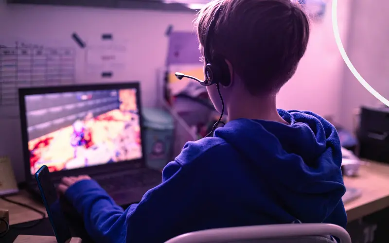 Dreng spiller sikkert online