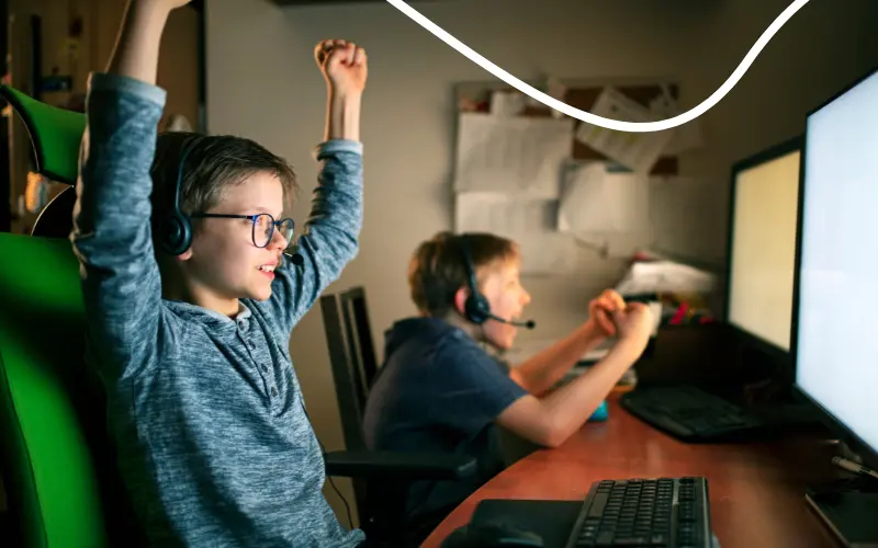 To drenge spiller online på computer