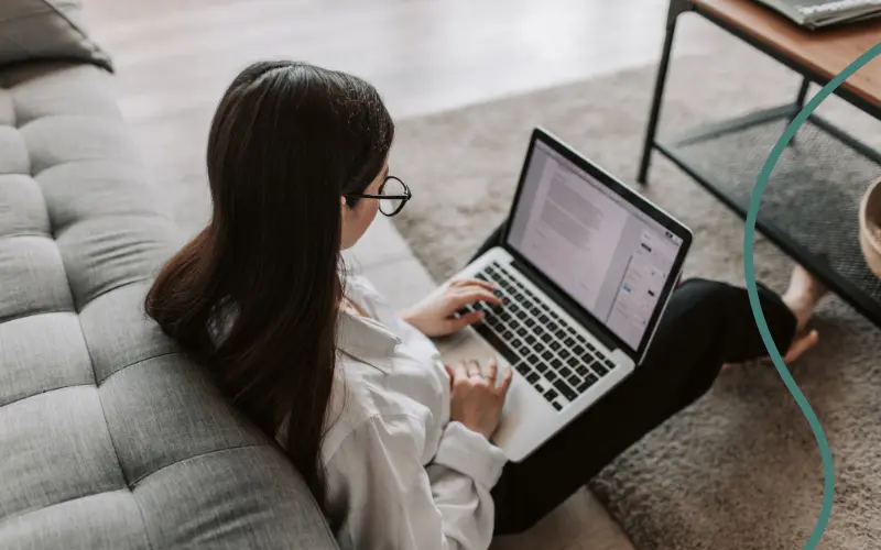 Pige studere online p&aring; sin pc