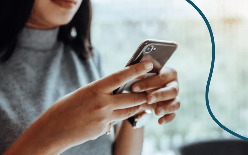 Kvinde skriver op sin mobil