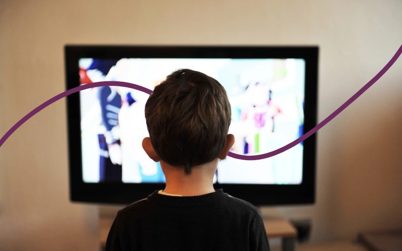 Dreng ser tv p&aring; fjernsynet
