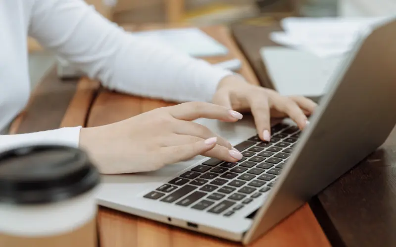 Kvinde arbejder p&aring; sin laptop