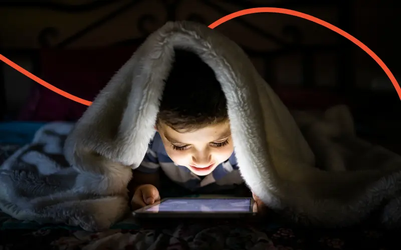 Dreng ser film på tablet