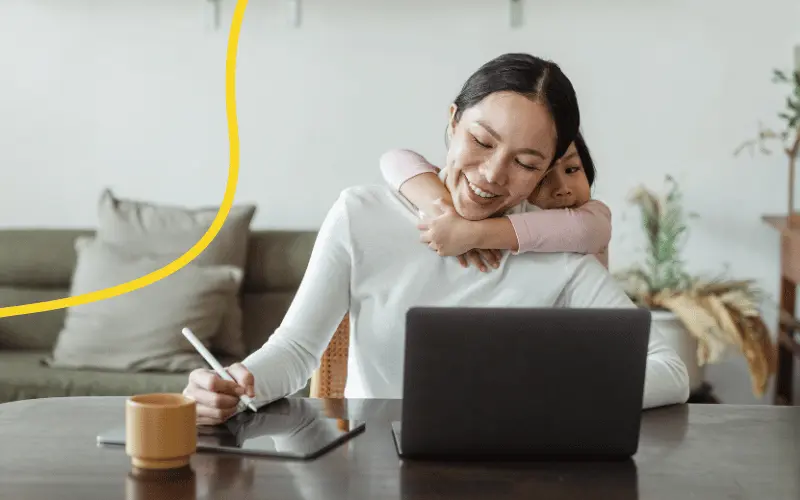 Kvinde arbejder på sin computer
