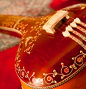 Tanpura compared with a shruti box for vocal practice