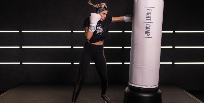 Shanie Smash Throwing a Lead Hook Punch