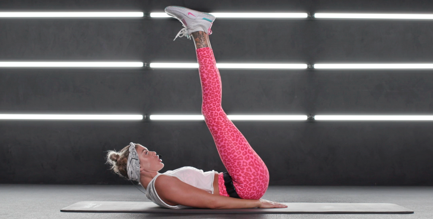 Shanie Smash doing leg raises