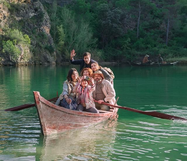 6 personen sitzen im Boot
