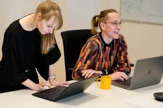 Symbolbild, zwei Personen, die an ihrem Computer arbeiten