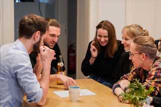 Symbolbild, eine Gruppe von Personen, die gemeinsam arbeiten