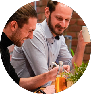 Zwei Personen sitzen zu einer Beratung an einem Tisch.