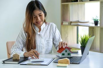 woman calculating house deposit