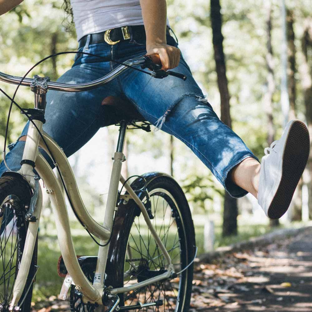 frau auf fahrrad im park warm