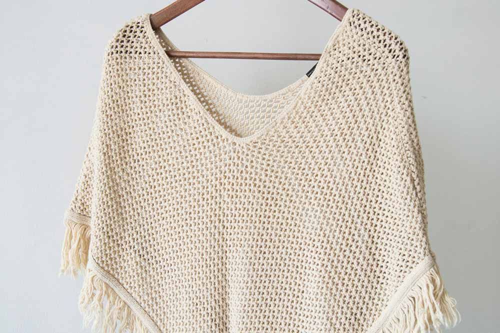 tunika kleidung auf bügel hängend hell gestrickt