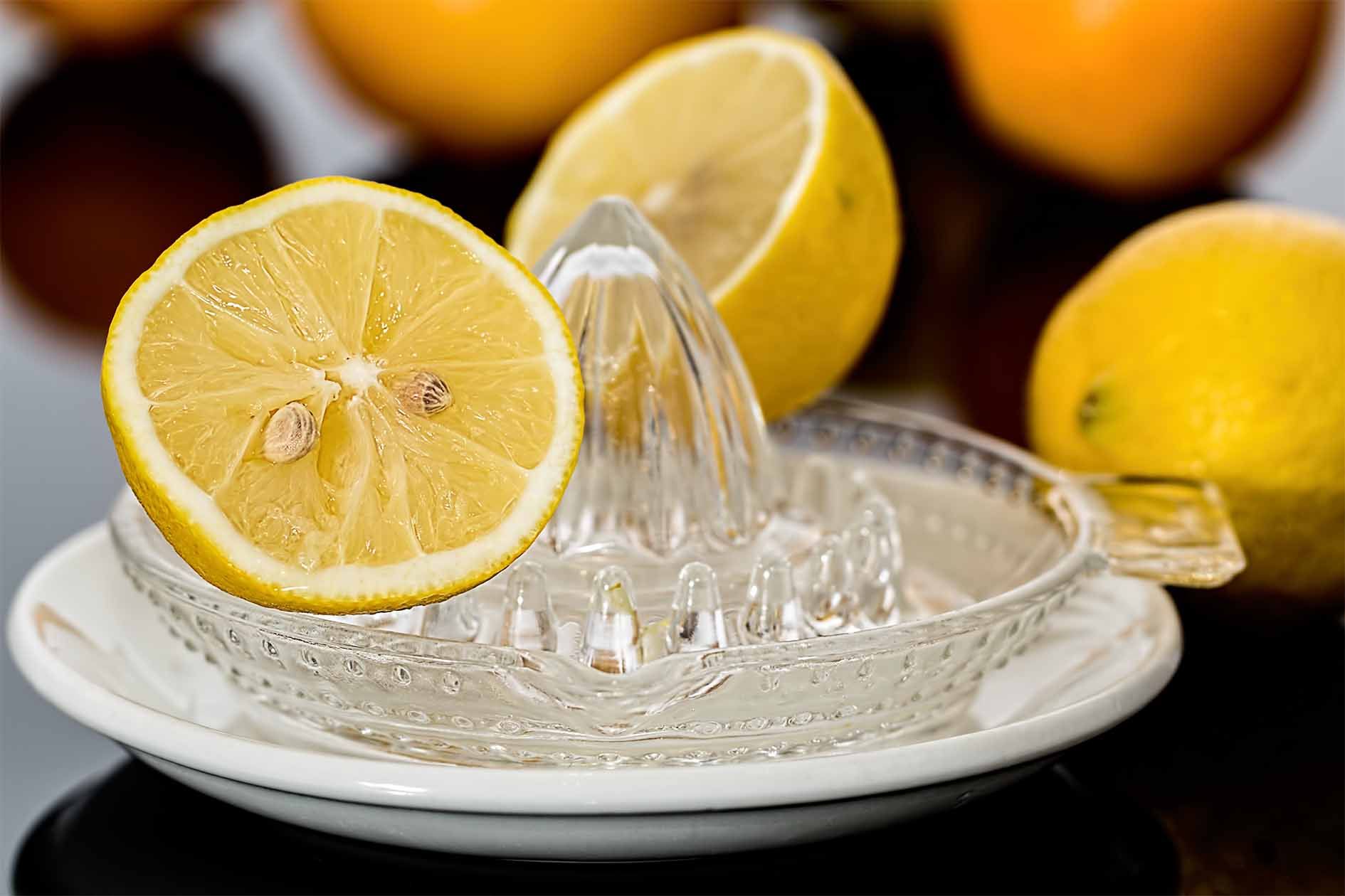 Zitronensaft mit Presse