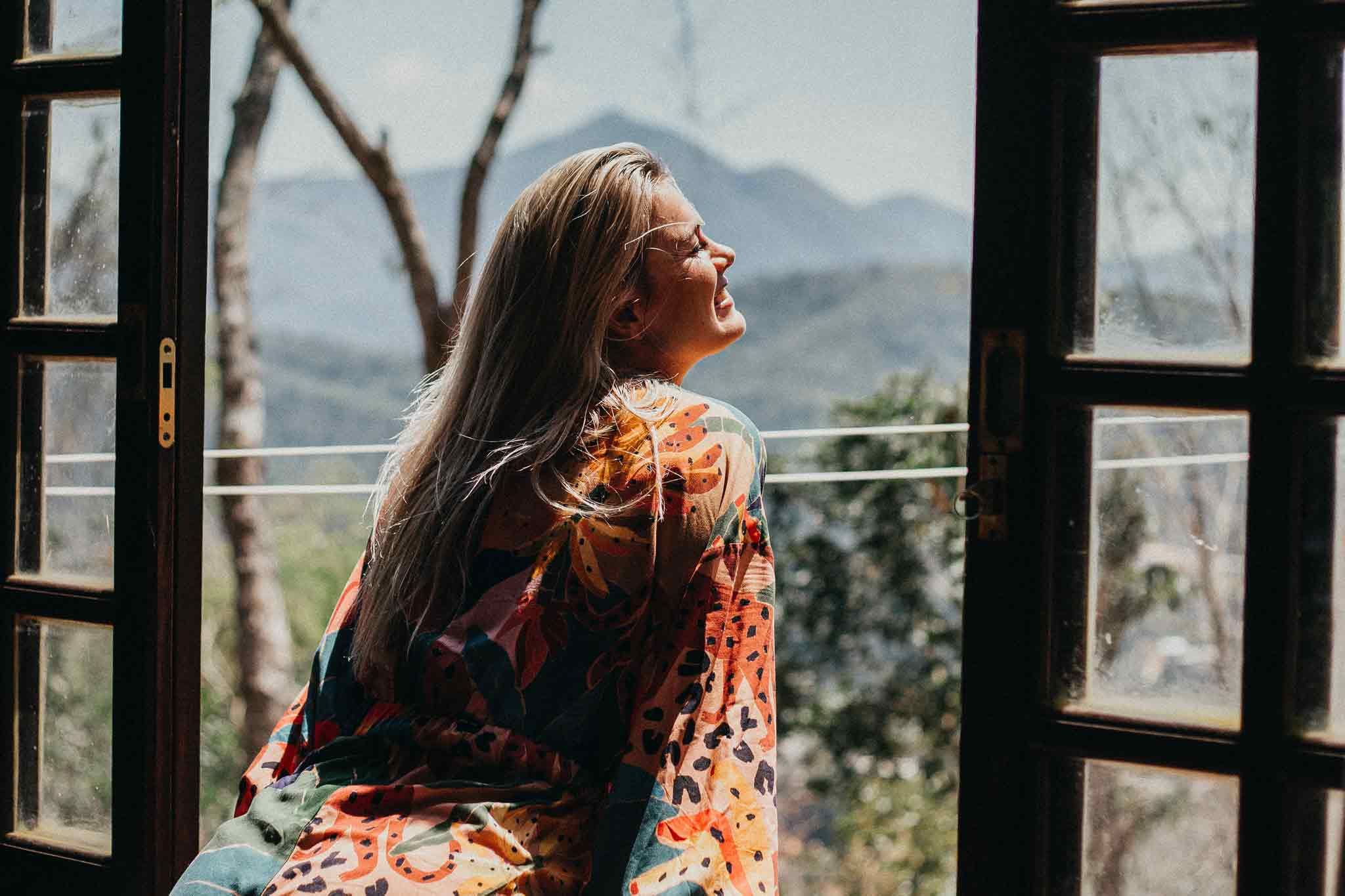 Selbstliebe frau schaut aus dem fenster sonne