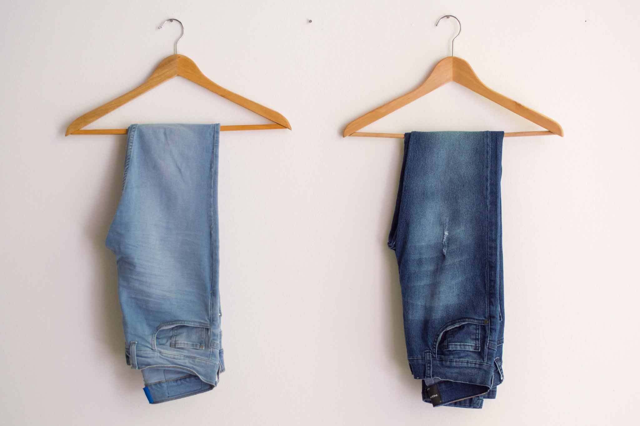 jeans an kleiderbügel