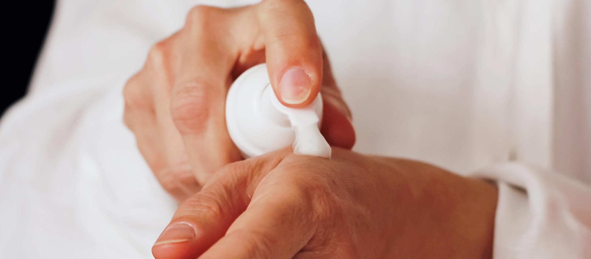 kosmetik hände creme auftragen