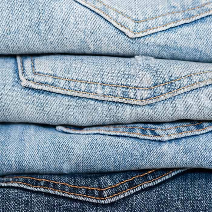 jeans gestapelt blau