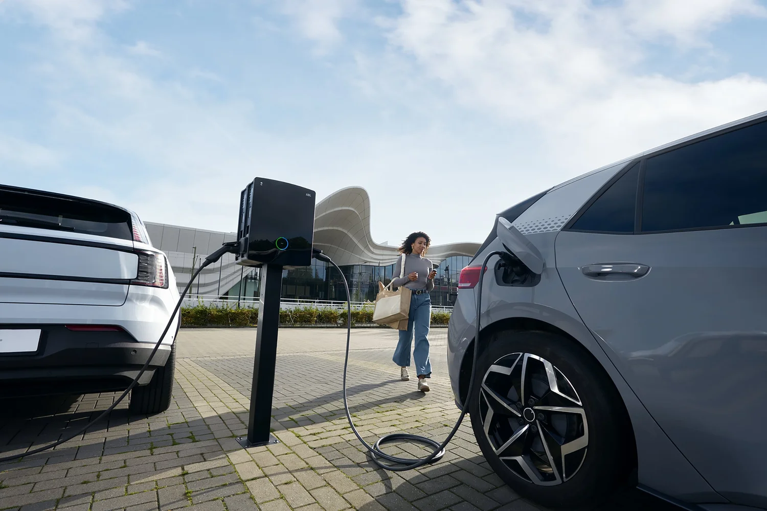 Laadpaal bij winkelcentrum op parkeerplaats