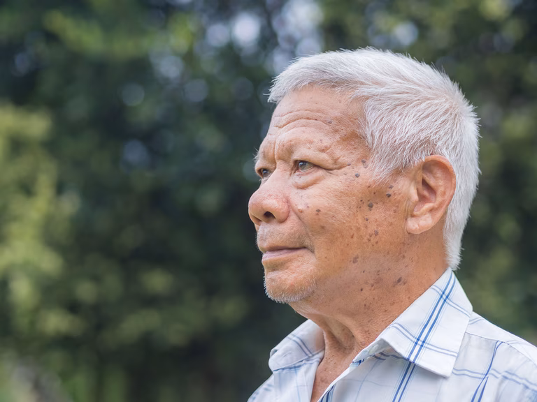 Người đàn ông nhìn về phía xa