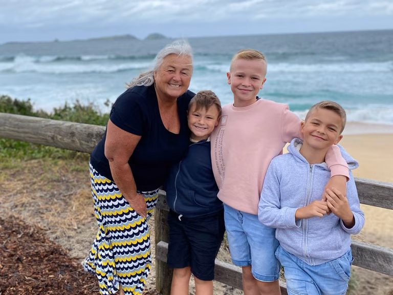 Elizabeth McEntyre und ihre Kinder am Strand