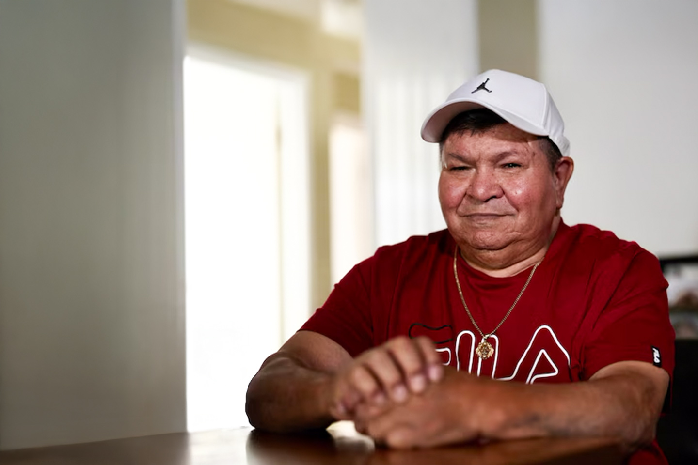 Photo a person in a maroon tee shirt and white ball cap